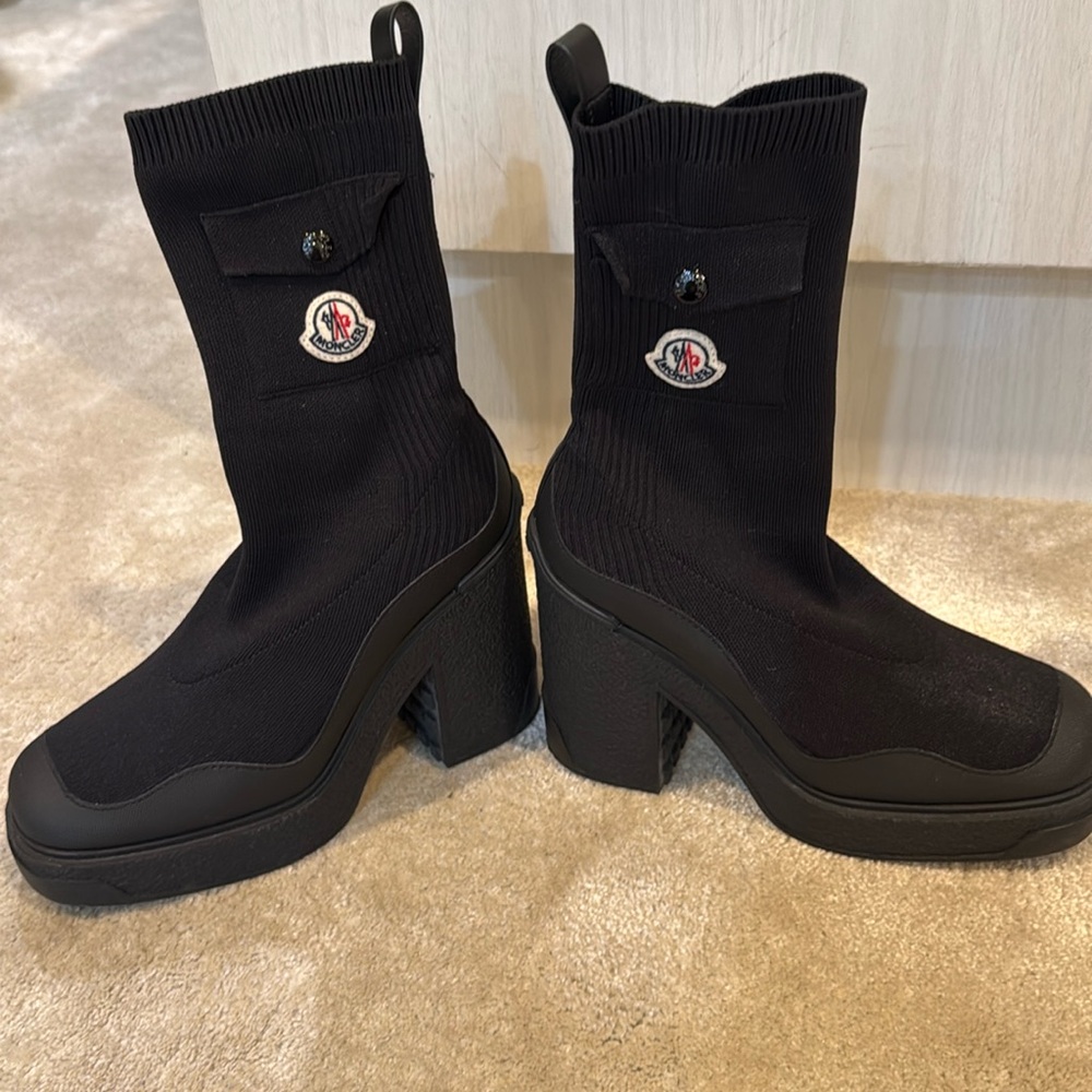 Moncler boots - excellent condition, worn once !